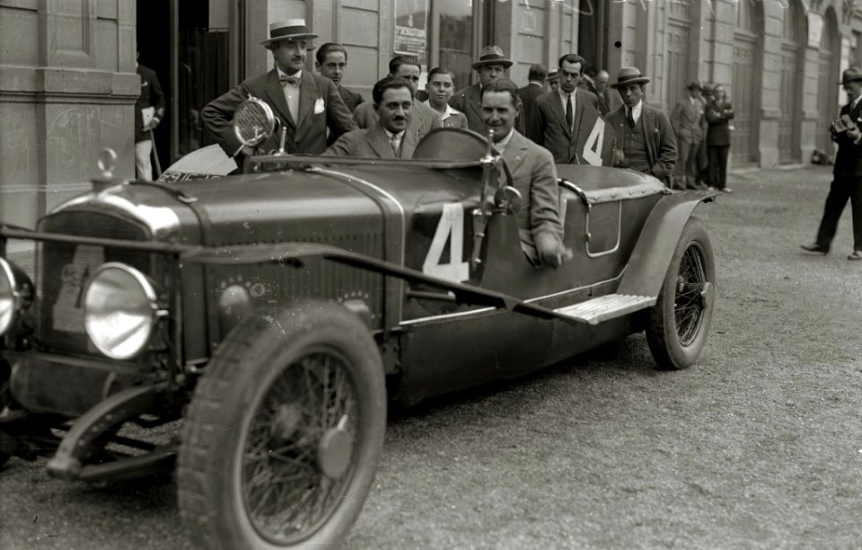 Pilotos en sus automóviles en la plaza de Okendo junto a la sede del Real Automóvil Club (RAC) (2 de 9) - Fondo Car-Kutxa Fototeka