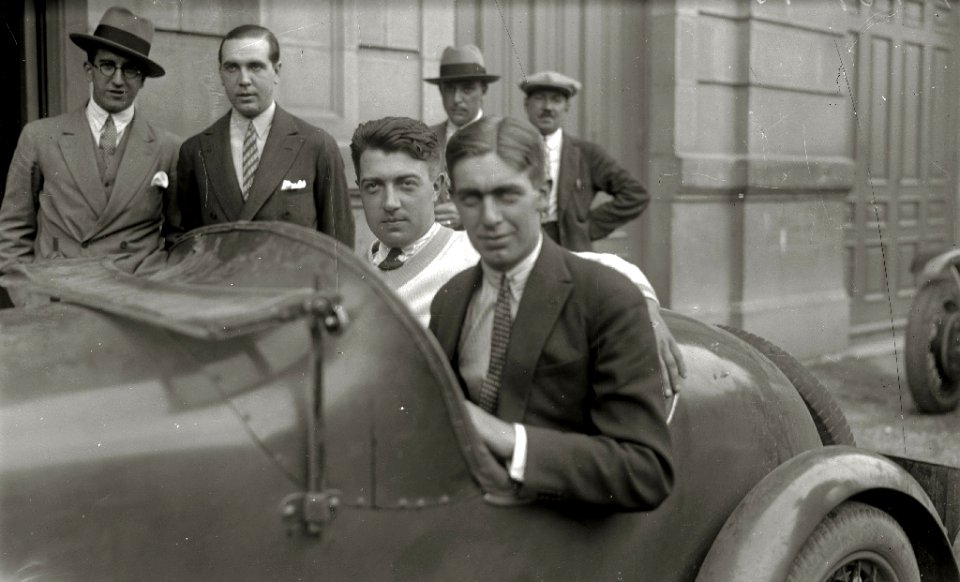 Pilotos en sus automóviles en la plaza de Okendo junto a la sede del Real Automóvil Club (RAC) (6 de 9) - Fondo Car-Kutxa Fototeka