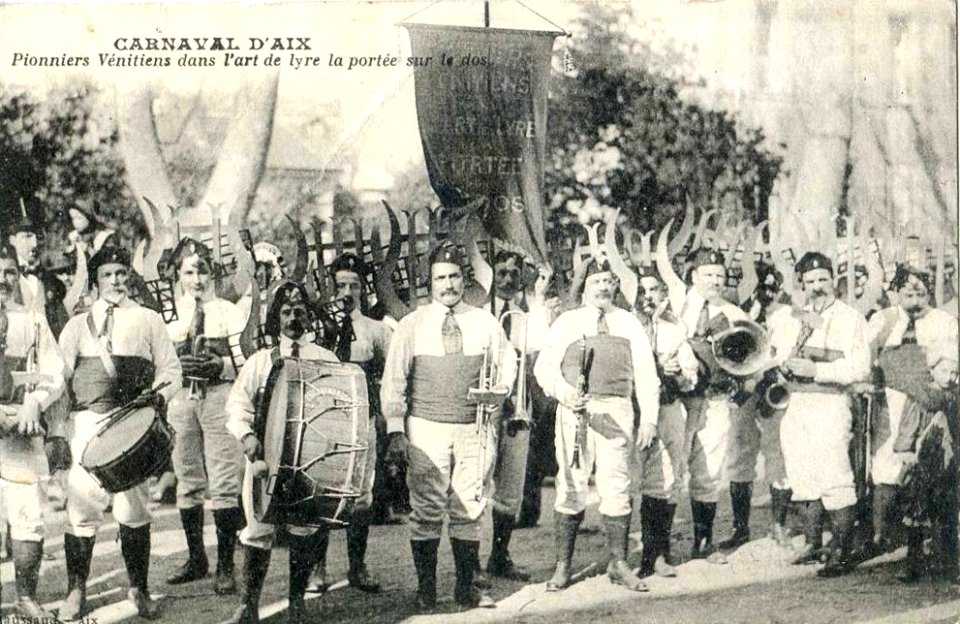 Pionniers Vénitiens dans l'art de lyre la portée sur le dos - Carnaval d'Aix