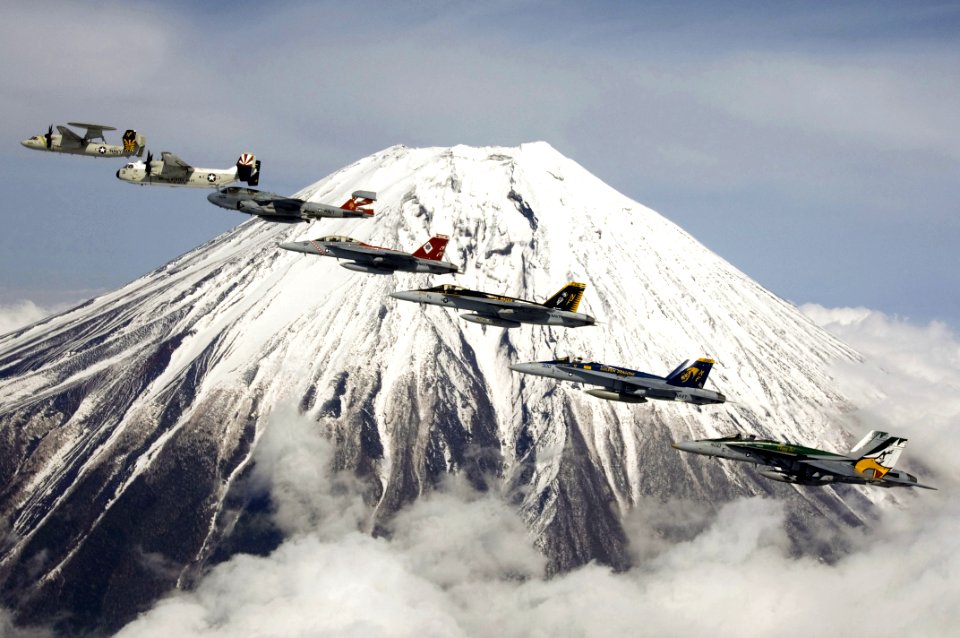 Public Domain Mount Fuji Flight by Jarod Hodge USN, April 2007 (DOD 070412-N-8591H-066) (473097669)