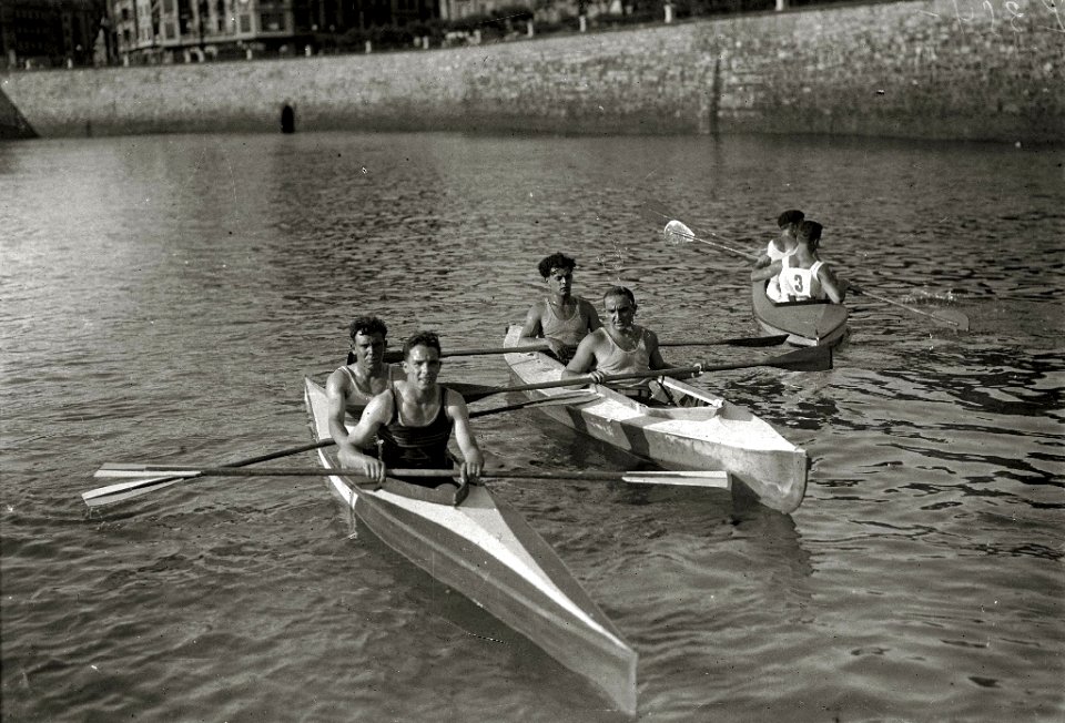 Piragüismo en el río Urumea a la altura de puente de María Cristina (3 de 8) - Fondo Car-Kutxa Fototeka