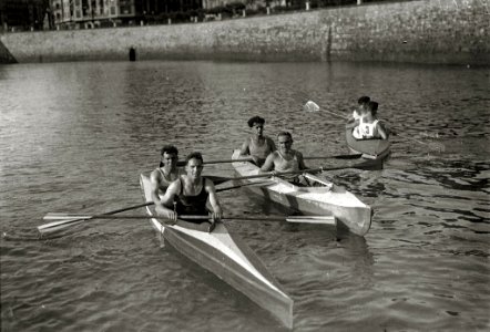 Piragüismo en el río Urumea a la altura de puente de María Cristina (3 de 8) - Fondo Car-Kutxa Fototeka