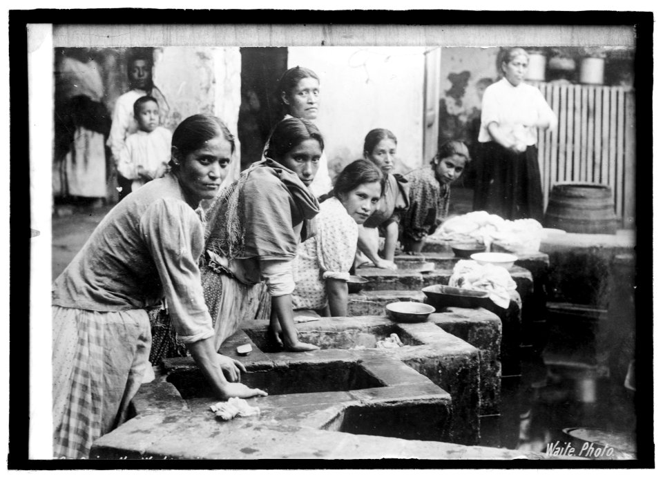 Public laundry, Mexico City LCCN2016821182