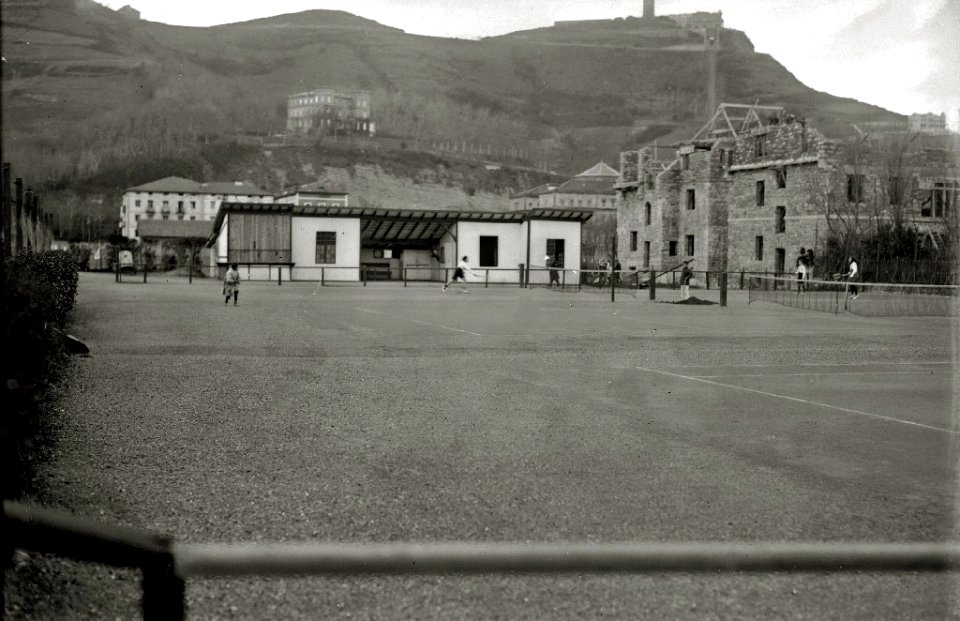 Pista de tenis en el barrio del Antiguo (1 de 2) - Fondo Car-Kutxa Fototeka