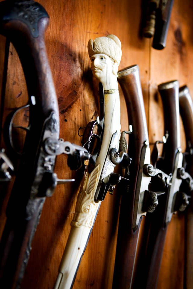 Pistol med krigarhuvud. Wrangels rustkammare. Interiör, detalj - Skoklosters slott - 87312