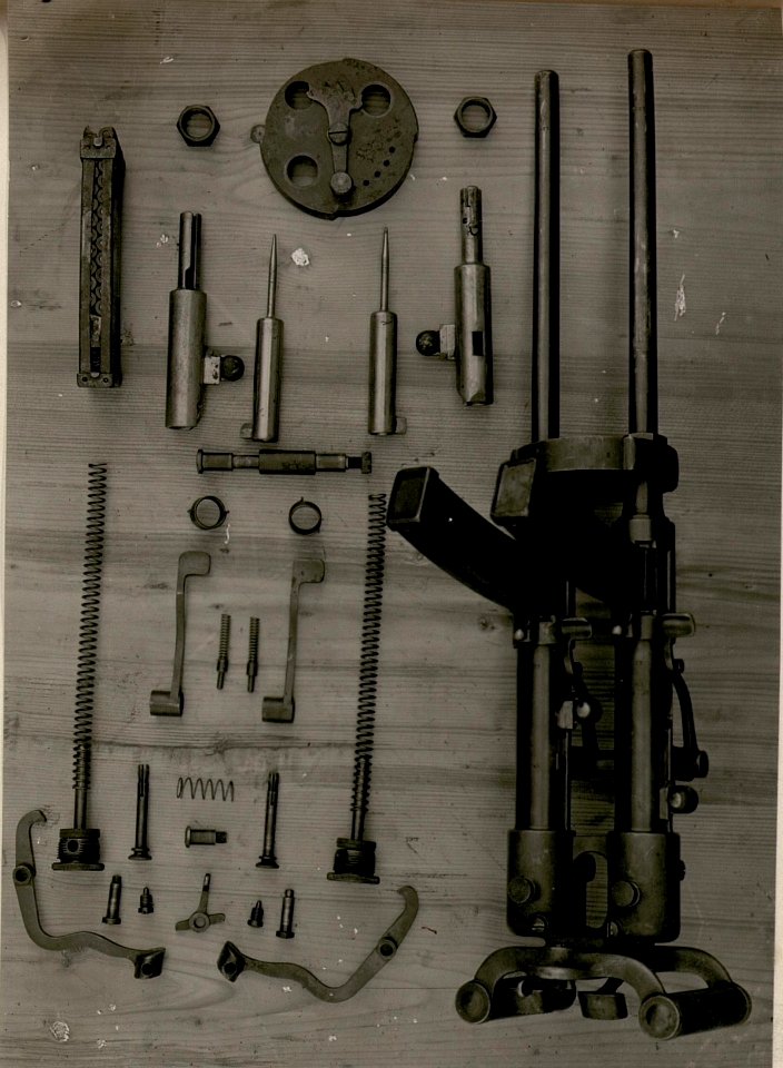 Pistola Mitragliatrin (itl.9mm Handmaschinengewehr mit je 25 Stück Schuss per Lauf) mit Bestandteilen. (BildID 15511727)