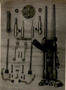 Pistola Mitragliatrin (itl.9mm Handmaschinengewehr mit je 25 Stück Schuss per Lauf) mit Bestandteilen. (BildID 15511727)