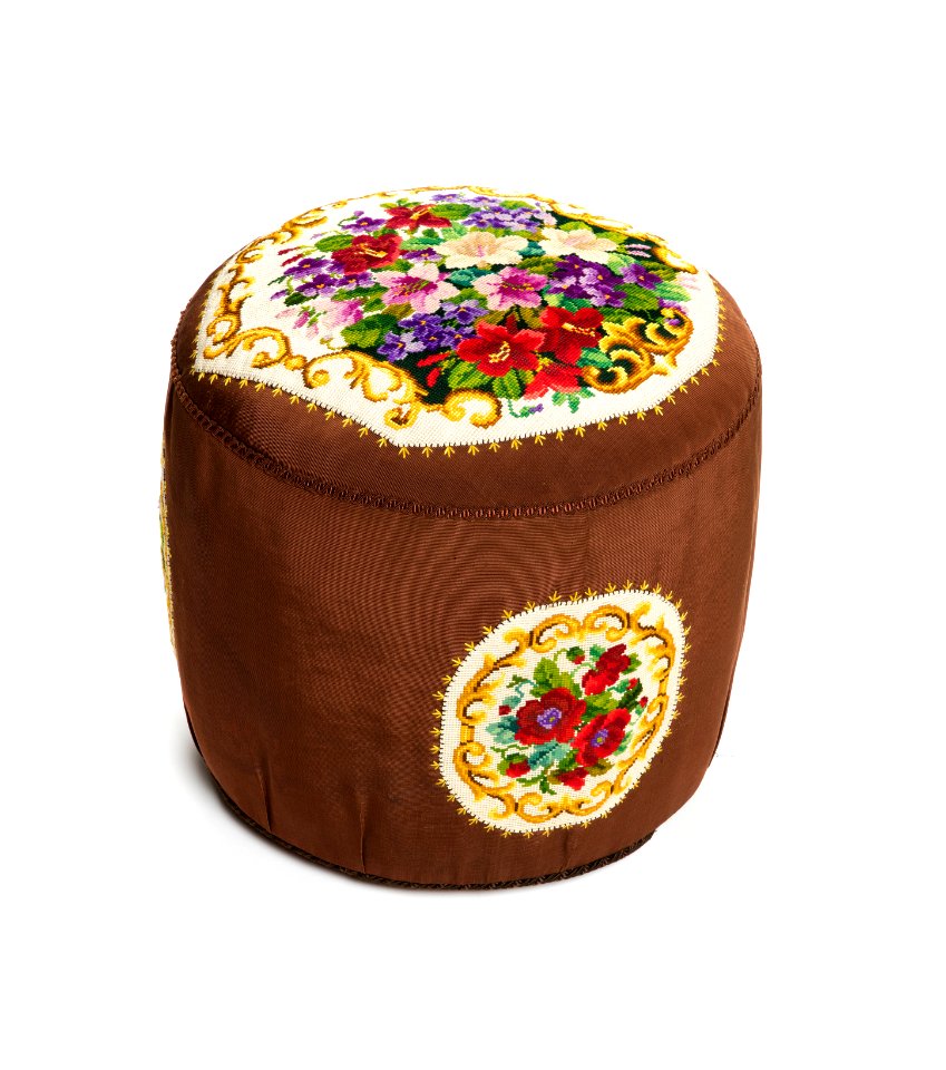 Puff med broderade blommor, 1800-tal - Hallwylska museet - 108405