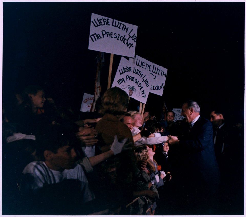 Public Reactions, Signs of support - NARA - 192606