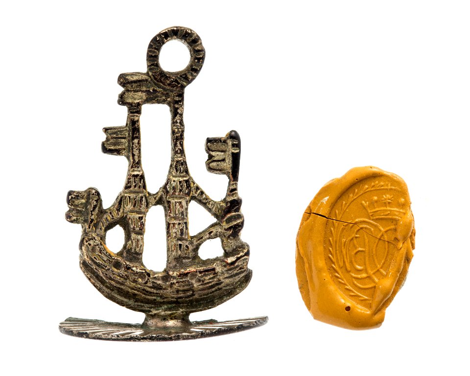 Pitschaft i form av ett skepp med graverat monogram, 1800-tal - Hallwylska museet - 110330