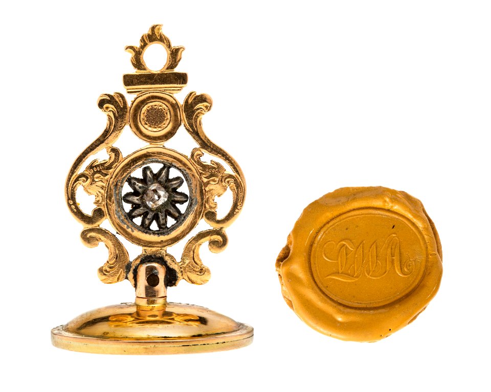 Pitschaft i guld med graverade initialer,1700-tal - Hallwylska museet - 110328