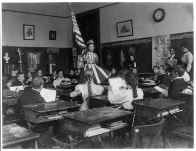 Public school students in art class sketching live model wearing stars-and-stripes dress and holding U.S. flag, 3rd Division Washington, D.C. LCCN2001703708