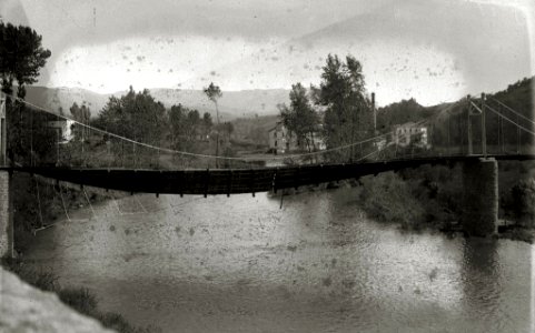 Puente colgante de Aitzbeltz en las inmediaciones del paraje de Arrantzu en Andoain (1 de 1) - Fondo Car-Kutxa Fototeka