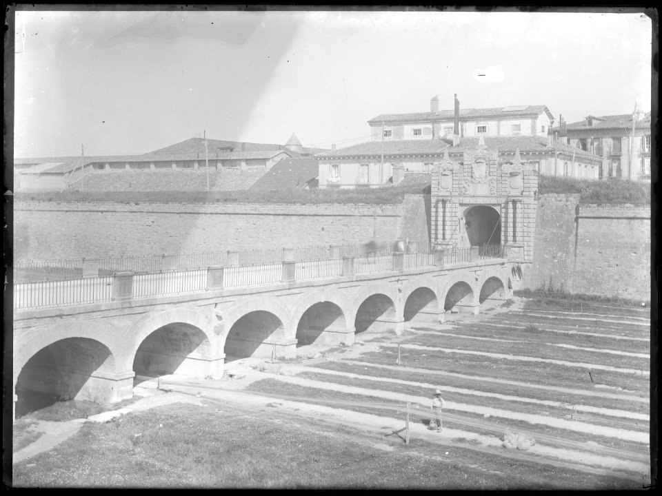 Puerta de San Nicolás y puente de acceso - Altadill
