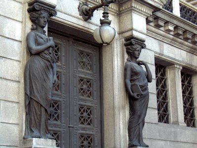 Puerta lateral del Palacio del Congreso