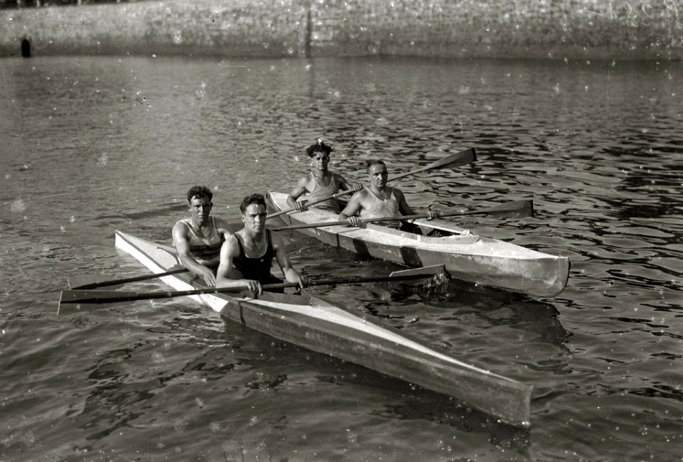 Piragüismo en el río Urumea a la altura de puente de María Cristina (1 de 8) - Fondo Car-Kutxa Fototeka