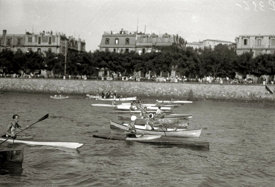 Piragüismo en el río Urumea a la altura de puente de María Cristina (5 de 8) - Fondo Car-Kutxa Fototeka