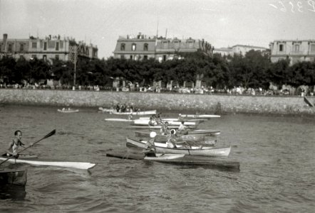Piragüismo en el río Urumea a la altura de puente de María Cristina (5 de 8) - Fondo Car-Kutxa Fototeka