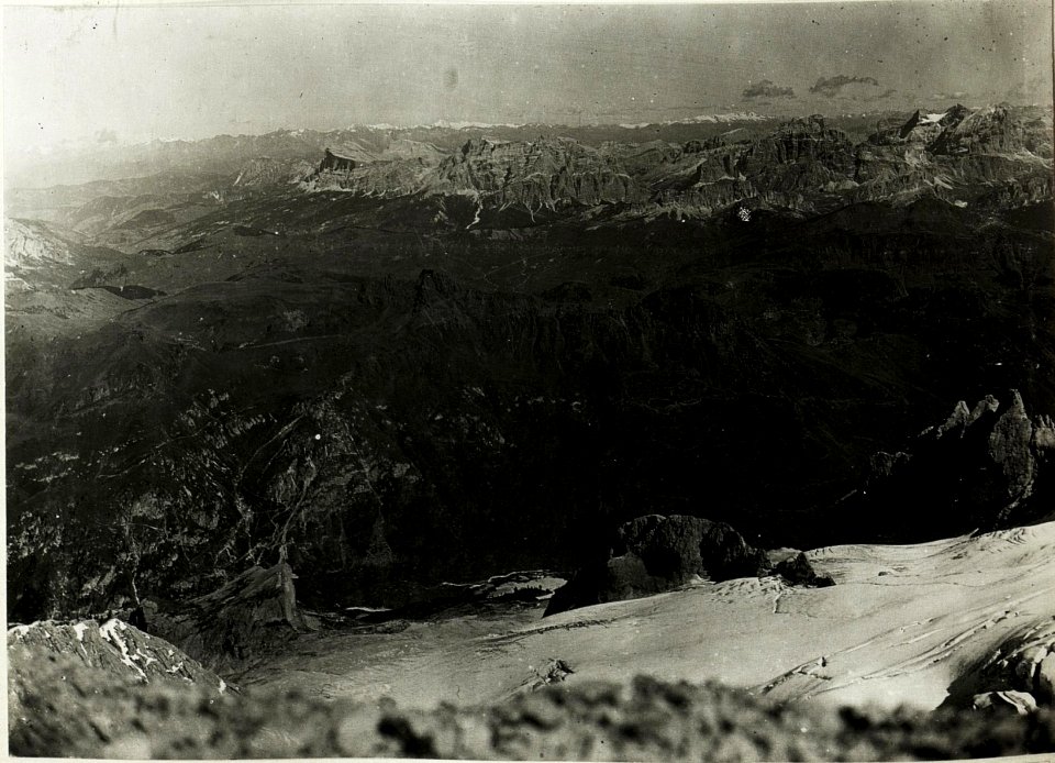 Punta Penia, Blick gegen Marmolatagletscher. D Stellung, Col de Bous, Mezzodikreuz und . Tofana. (BildID 15428453)