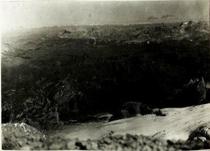 Punta Penia, Blick gegen Marmolatagletscher. D Stellung, Col de Bous, Mezzodikreuz und . Tofana. (BildID 15428453)