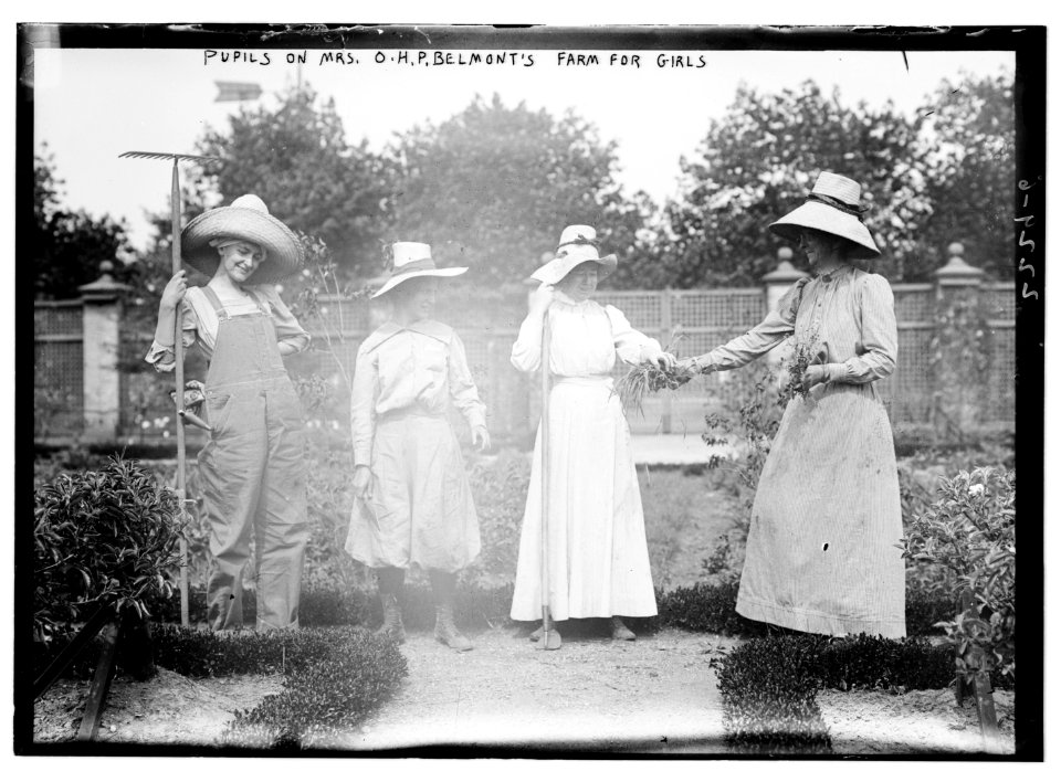 Pupils on Mrs. O.H.P. Belmont's farm for girls LCCN2014689414