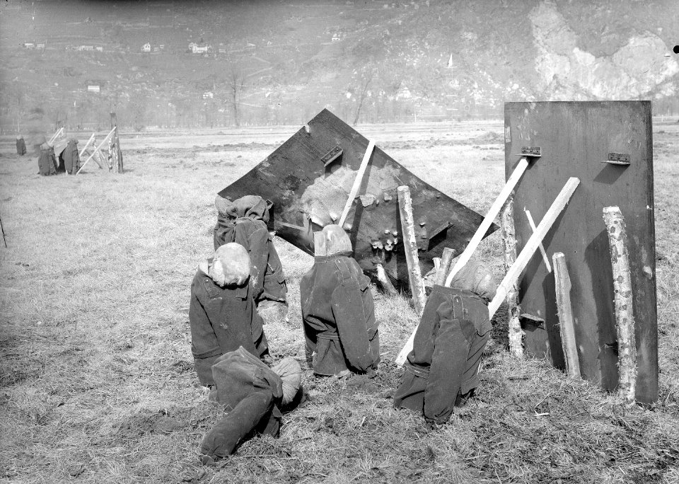 Puppen in einer Zielstellung der Artillerie - CH-BAR - 3241528