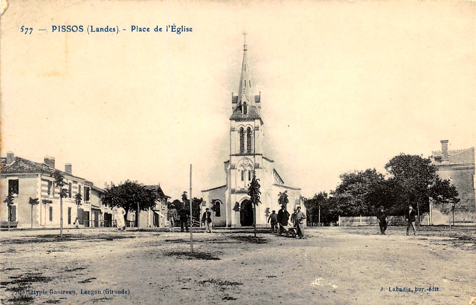 Pissos (Landes) - Place de l’église 5