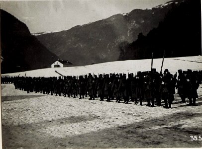 Pustertal, Vintl, Standschützenbaon Enneberg, Exzellenz von Roth, Major Kostner, Defilierung des Baons. (BildID 15580379)