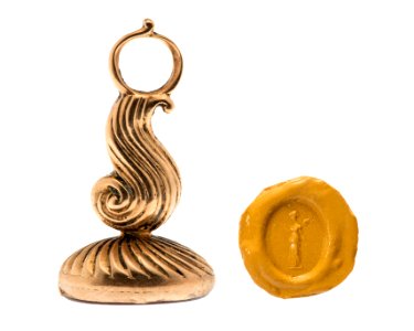 Pitschaft i guld med graverad bevingad kvinna, 1800-tal - Hallwylska museet - 110326