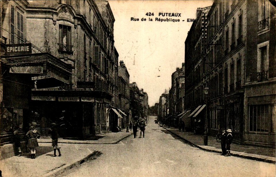 Puteaux.Rue de la République.Perspective