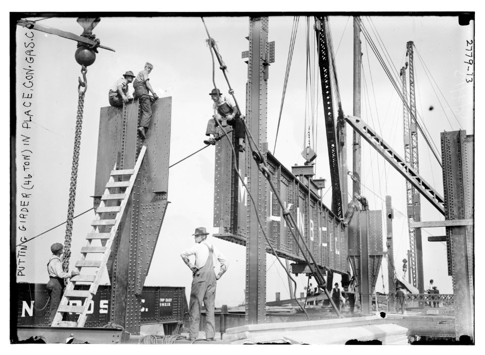 Putting 46 ton girder in place - Cons. Gas Co's Bldg. LCCN2014693750