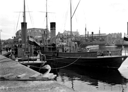 Puolalaiset risteilijät General Haller ja Komendant Pilsudski Hietalahden satamassa (= Länsisatama ) - N2334 (hkm.HKMS000005-000001hq)