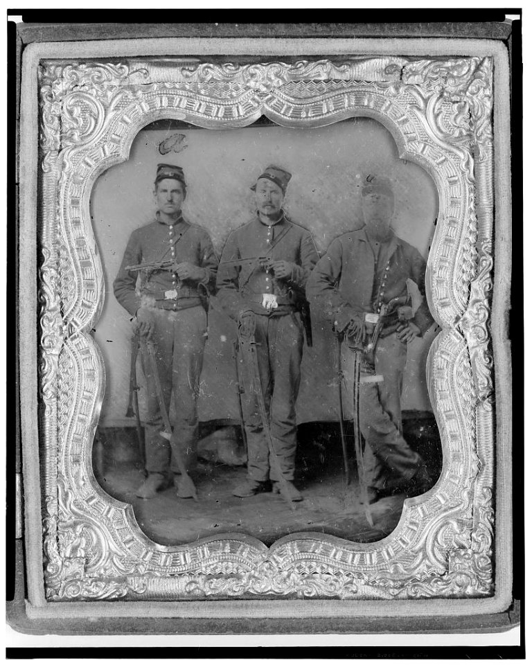 Pvt. Frank A. Remington and two other Union soldiers, full-length portrait, facing front LCCN2005695744