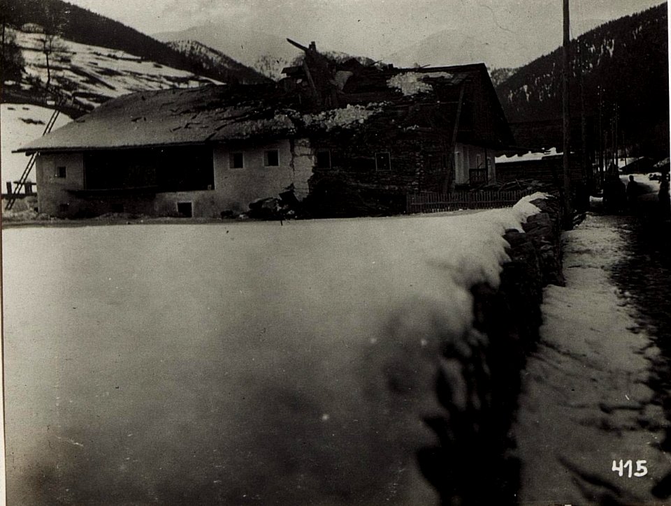 Pustertal, italienischer 30,5cm Volltreffer in einem Haus in Alt - Toblach. (BildID 15580309)
