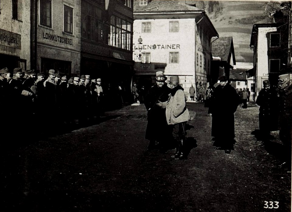 Pustertal, Wiener Bürgermeister mit Generalmajor Englert in Innichen. (BildID 15580344)