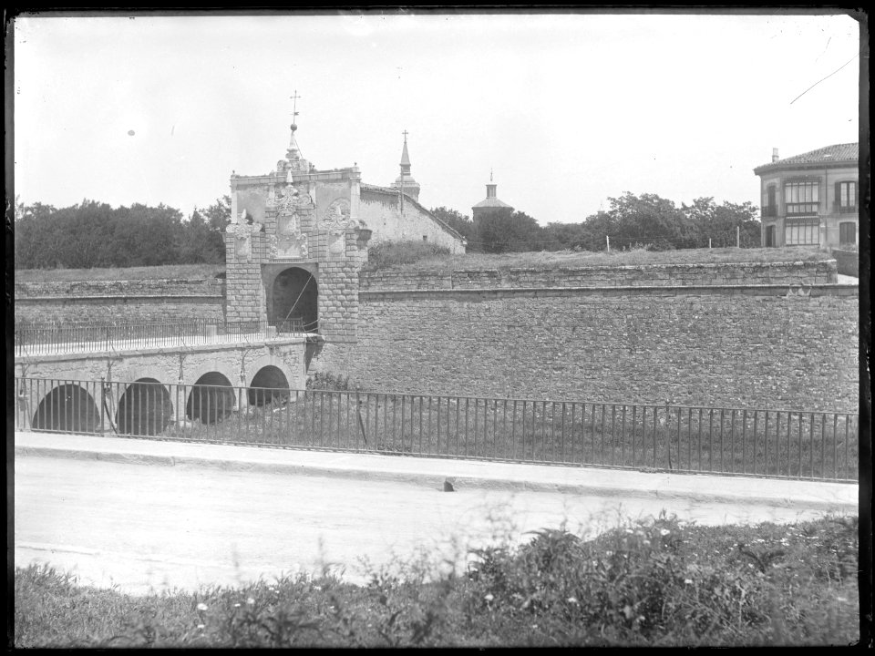 Puerta de la Taconera y puente de acceso - Altadill