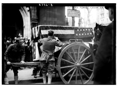 Putting Kearny coffin on caisson LCCN2014690283