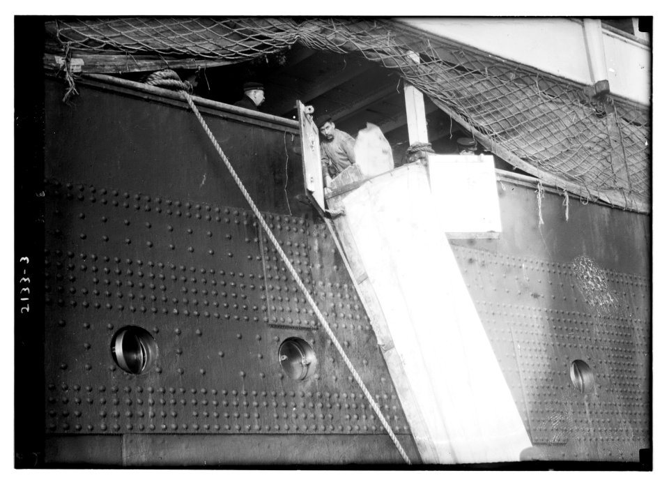 Putting mail into chute, Lusitania LCCN2014688919