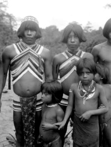 Pärlbandssmyckade indianer. Foto, Erland Nordenskiöld 1927. Erhållen från Erland Nordenskiöld 1928 - SMVK - 004320