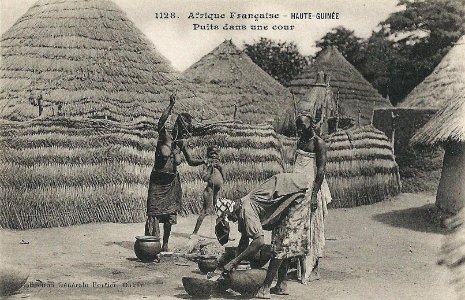 Puits dans une cour (Guinée)