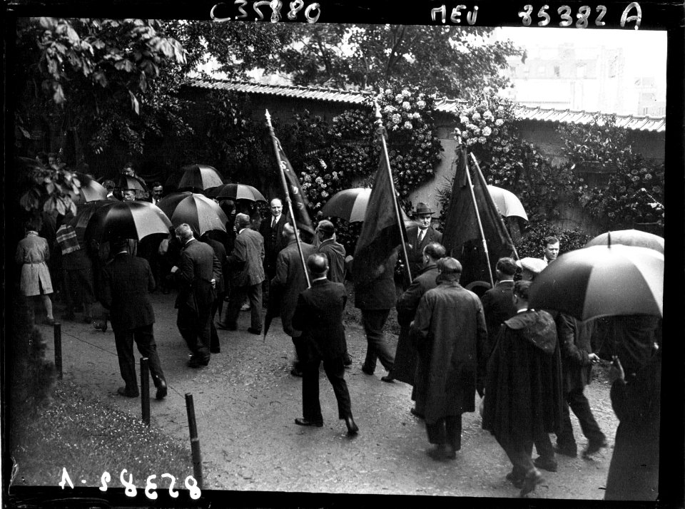 Père-Lachaise - manifestation au mur des Fédérés S.F.I.O. (Btv1b90291927 f1)