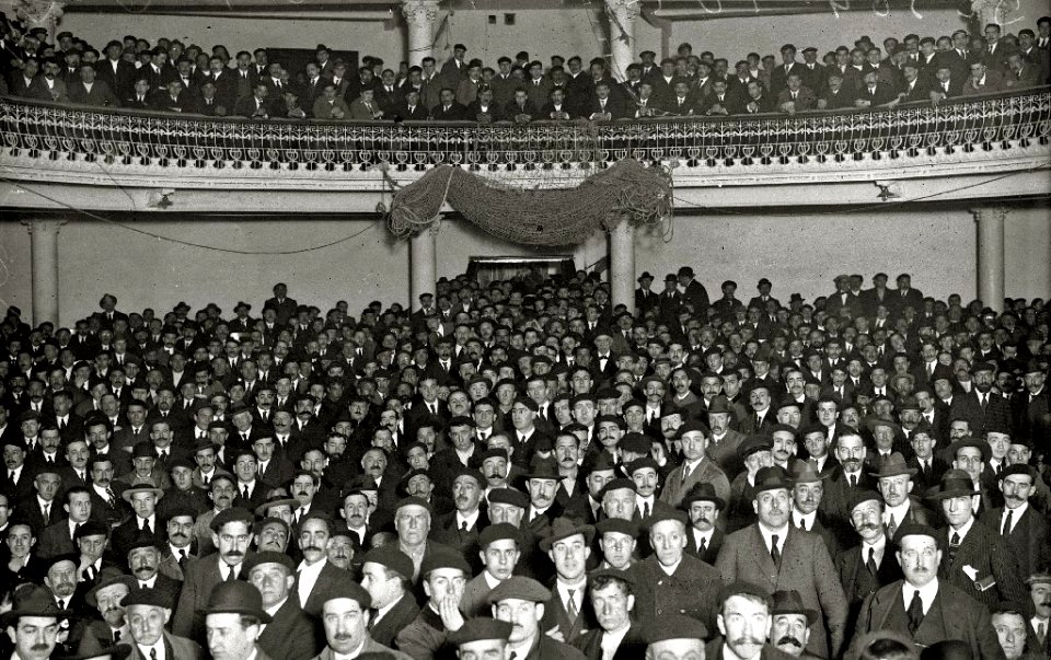 Público asistente a una conferencia del nacionalista catalán Francisco Cambó, en el Teatro Bellas Artes (1 de 5) - Fondo Car-Kutxa Fototeka