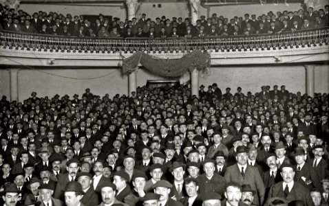 Público asistente a una conferencia del nacionalista catalán Francisco Cambó, en el Teatro Bellas Artes (1 de 5) - Fondo Car-Kutxa Fototeka