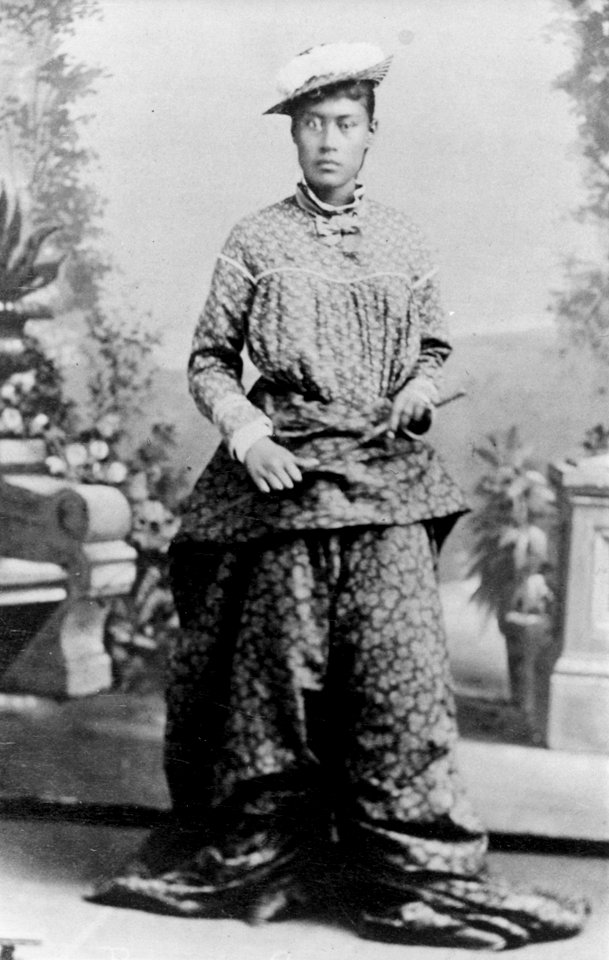 Pāʻū rider in an undated photo taken by A. A. Montano (PP-34-3-025)