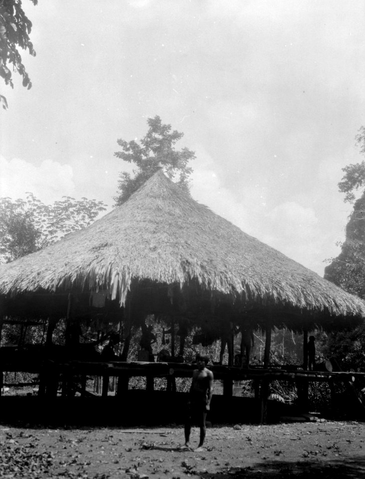 Pålbyggnadshydda med indian framför. Rio Sambú, Darién, Panamá. Etnisk grupp, Emperá-Chocó - SMVK - 003975