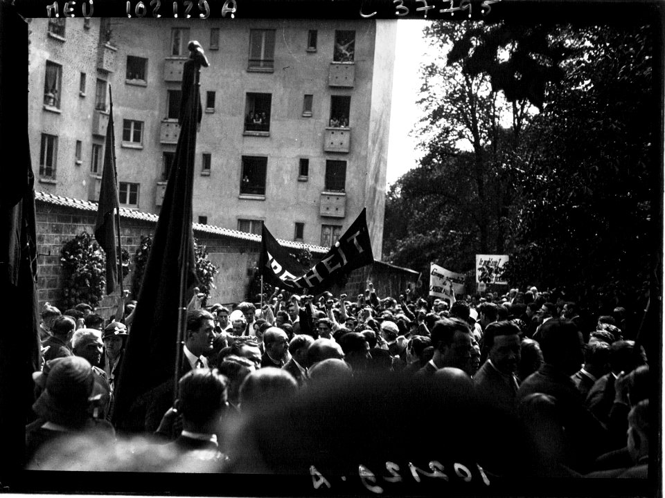 Père Lachaise - manifestation S.F.I.O. au mur des Fédérés (Btv1b9046744v f1)