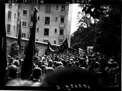 Père Lachaise - manifestation S.F.I.O. au mur des Fédérés (Btv1b9046744v f1)