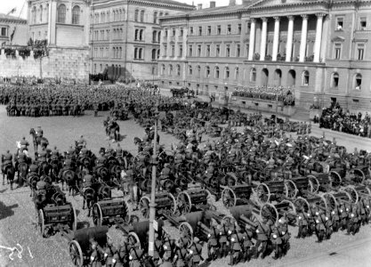 Puolustusvoimien vuosipäivän paraati Senaatintorilla - N2281 (hkm.HKMS000005-000001fz)