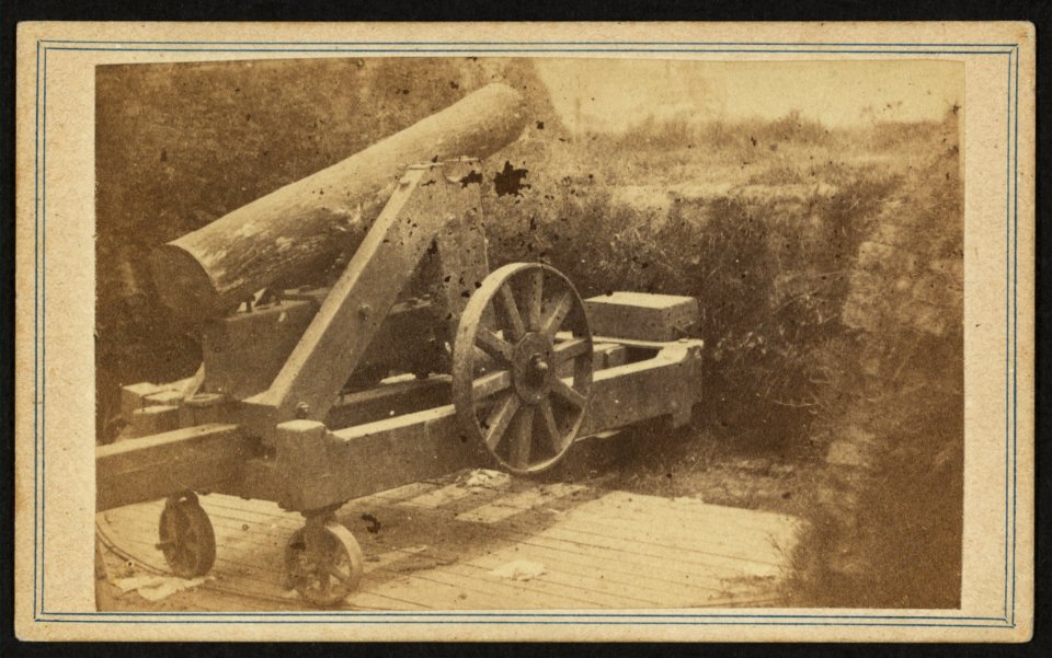 Quaker gun mounted on bluff of Port Hudson, La.) - photographed by McPherson & Oliver, Baton Rouge, La LCCN2010647768