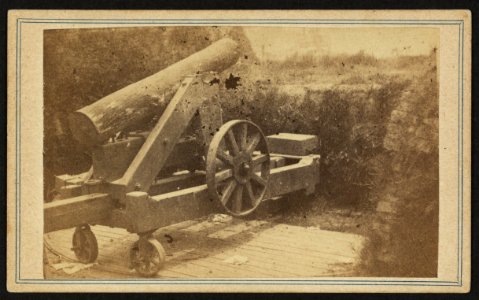 Quaker gun mounted on bluff of Port Hudson, La.) - photographed by McPherson & Oliver, Baton Rouge, La LCCN2010647768